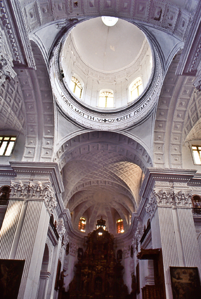 India-iGoa-church-interior